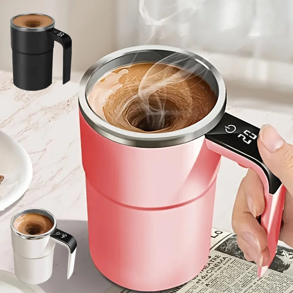 Pinkes, automatisch rührendes Kaffeetasse mit Deckel, neben einer weiteren Tasse, gehalten von einer Hand.