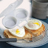 Un cuiseur d'œufs micro-ondes blanc s'ouvre pour révéler un œuf au plat parfaitement cuit sur du toast.