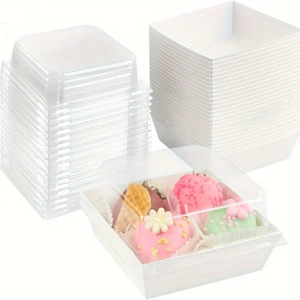 Klare quadratische Kunststoff-Sandwichverpackungen gefüllt mit rosa und grünen Macarons
