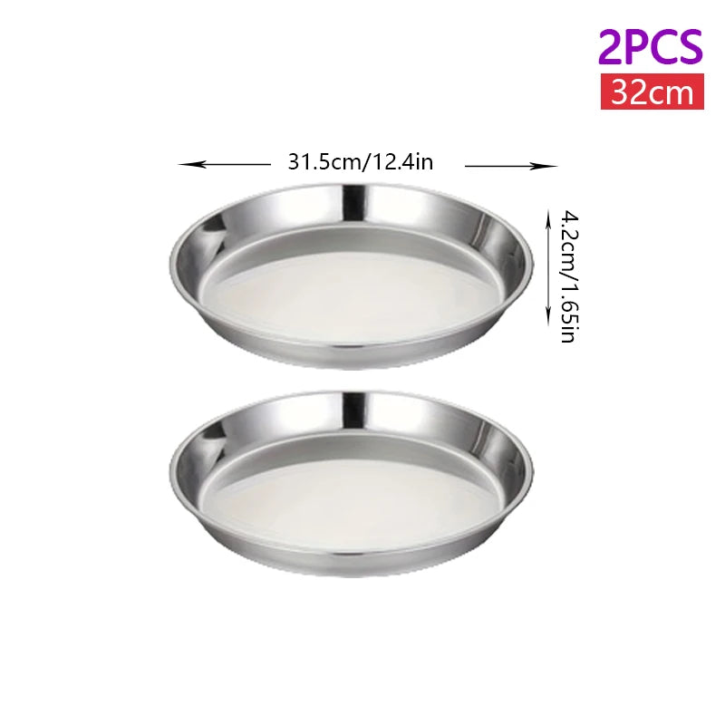 Deux plaques de cuisson pour pizza en acier inoxydable, chacune mesurant 31,5 cm.
