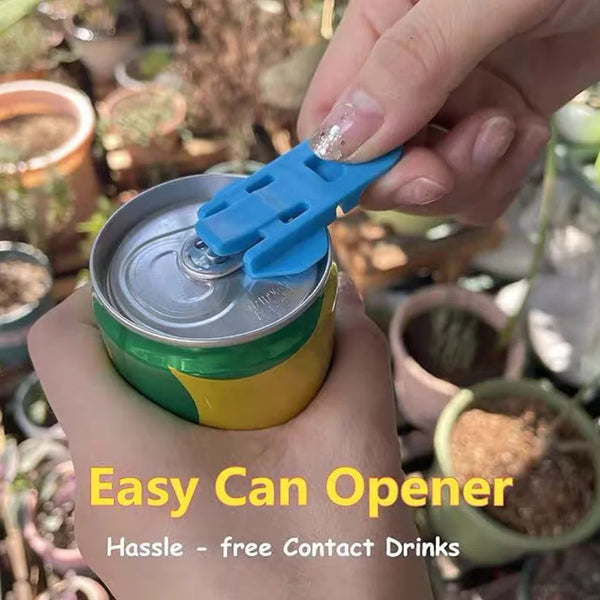 Eine Hand hält ein bläuliches Dosenöffnerwerkzeug neben einer geöffneten Aluminiumgetränkedose.