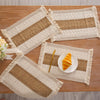 Set aus drei natürlichen Baumwoll-Burlap-Platzsets mit beige Streifen und Fransen, dekoriert mit einem Stück orangefarbener T