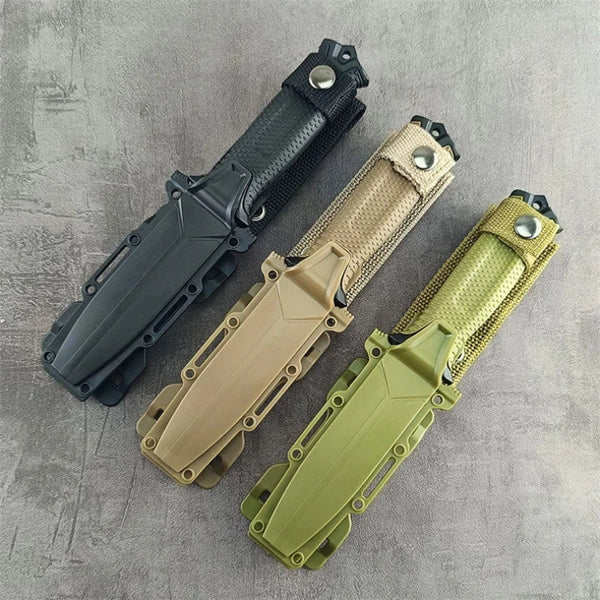 Drei Outdoor-Kochmesser mit Schutzdeckeln in Schwarz, Tan und Olivgrün