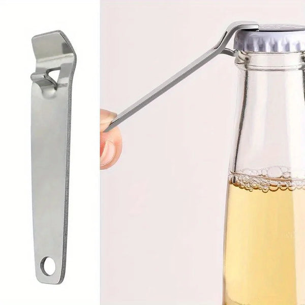 Ein Edelstahl-Fläschkeröffnerwerkzeug neben einer Glasflasche, das seine Verwendung zur Öffnung des Behälters demonstriert.