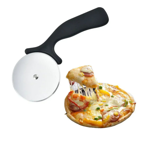 Schwarzes und silbernes Edelstahl-Kochmesser-Set mit kreisförmiger Klinge und Griff, neben einer Pizza.