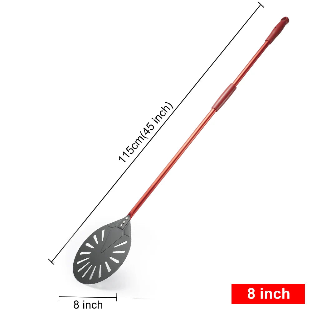 Una pala de pizza roja y larga ajustable con una cuchilla de silicona perforada ancha.