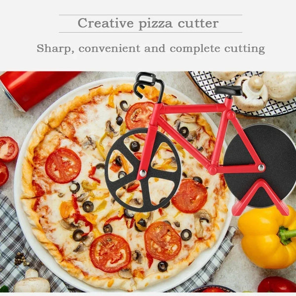 Ein rohes Fahrradförmiges Pizzaschneider schneidet eine Pizza auf einem weißen Teller.