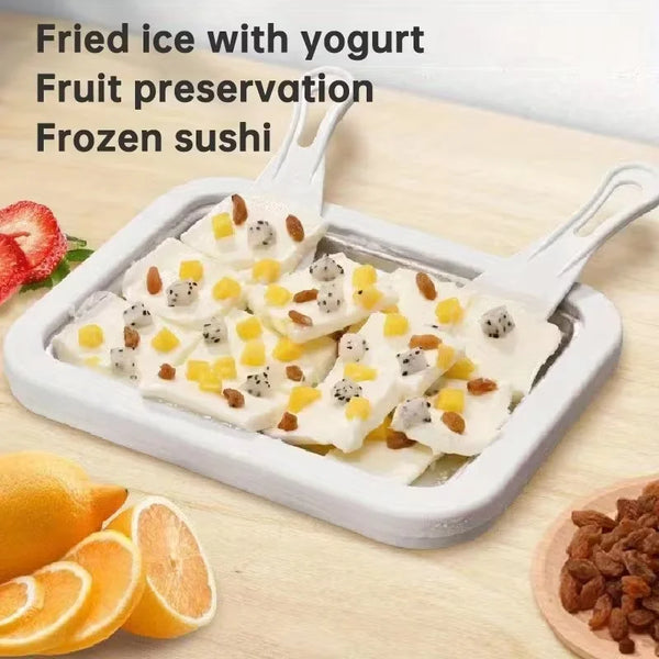 Weißes Gefäß mit frittiertem Eis und yoghurthaltigen, gefrorenen Sushi-Stücken.