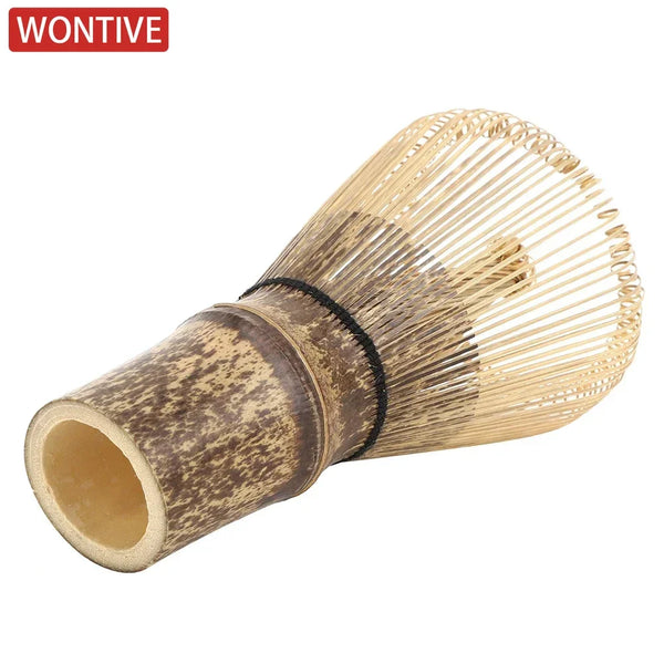 Traditionischer Bambus-Matcha-Schenner mit Holzgriff und feinem Drahtgeflecht zum Teezubereiten.