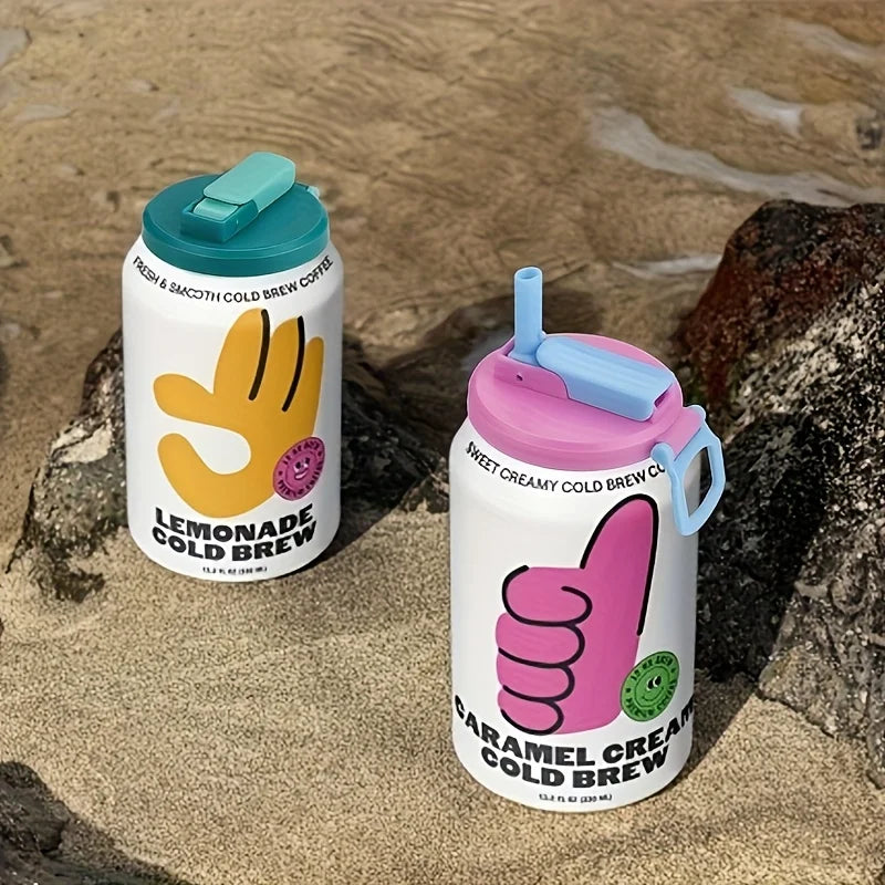 Dos latas reutilizables de Cold Brew de limonada y caramelo sobre una roca.