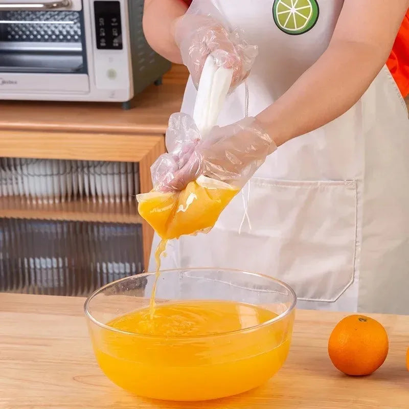 Una mano vierte jugo de naranja de una bolsa coladora en un tazón de vidrio.