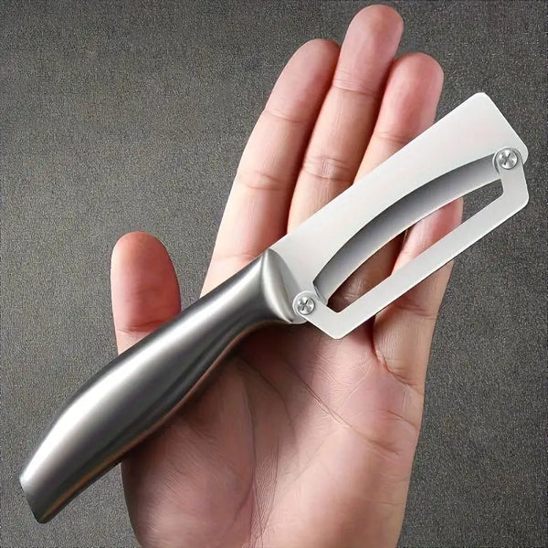 Eine Hand hält einen Doppelköpfigen Edelstahl-Gemüsegläter mit silberner Griffe und weißer Klinge.