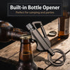 Primer plano de una herramienta abrebotellas incorporada a una botella de vidrio, colocada sobre una superficie de madera.