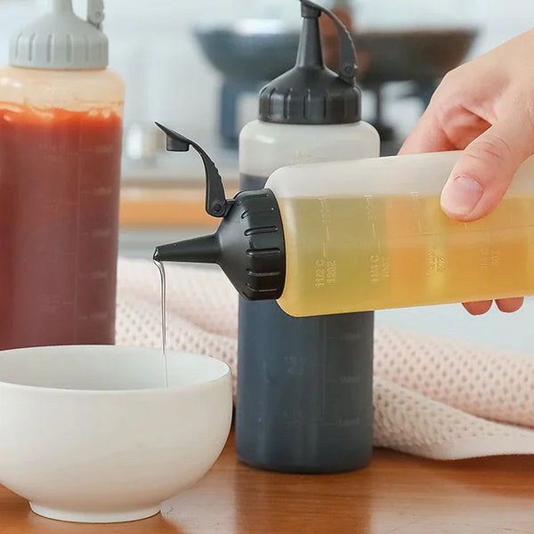 Eine Hand gießt eine gelbe Flüssigkeit aus einer Dosierflasche in eine weiße Schüssel.