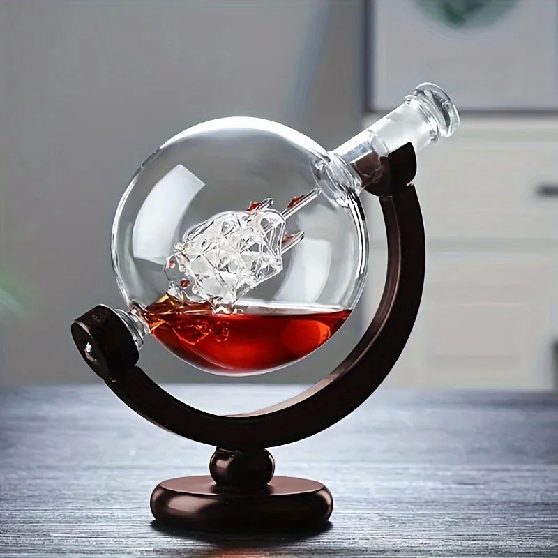 Un elegante set de decantador con decantador de cristal, soporte de madera y vasos para whisky sobre una superficie oscura.