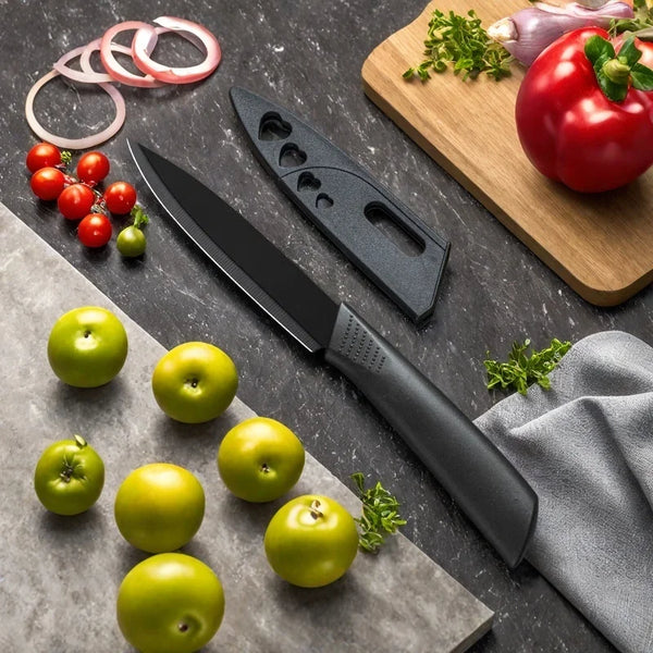 Ein Set von drei Edelstahl-Werkzeugen für Messer auf einer dunklen Oberfläche mit frischen Produkten und einem Holz-Cuttingbo
