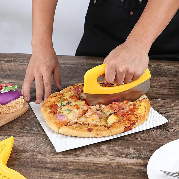 Eine Hand benutzt einen gelben Edelstahl-Pizza-Slicer mit einer Abdeckung, um eine Pizza auf einem Schneidebrett zu schneiden