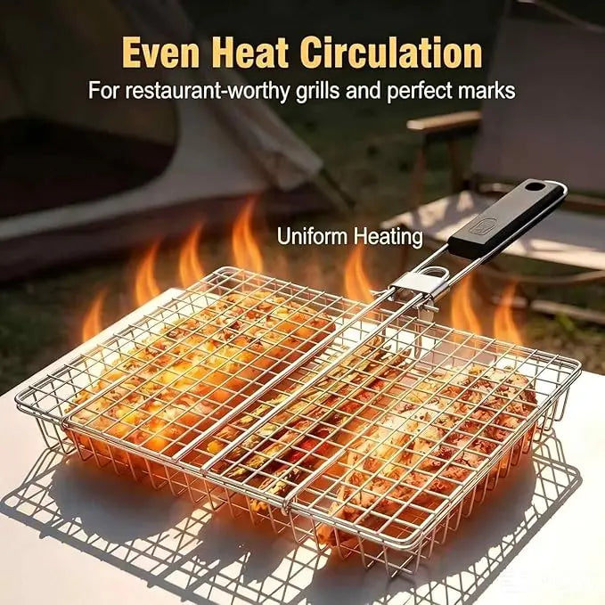 Cesta plegable portátil para barbacoa con rejilla de alambre calentando comida sobre fuego abierto.