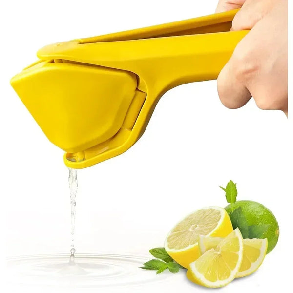 Eine Hand presst einen gelben Hand-Zitronen-Saftpresser, der Saft in ein Glas tropft.