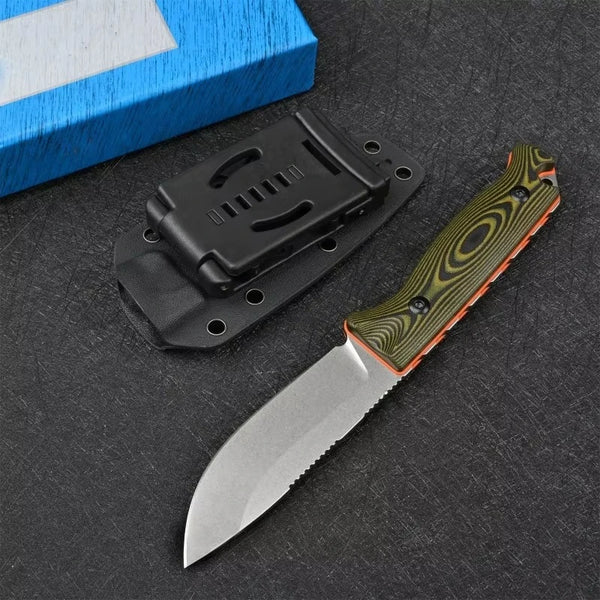 Festes Outdoor-Campingmesser mit schwarzem Griff und silberner Klinge auf dunkler Oberfläche neben einer blauen Box.