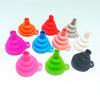 Une collection de funnels en silicone colorés, incluant orange, rouge, bleu, rose et vert.