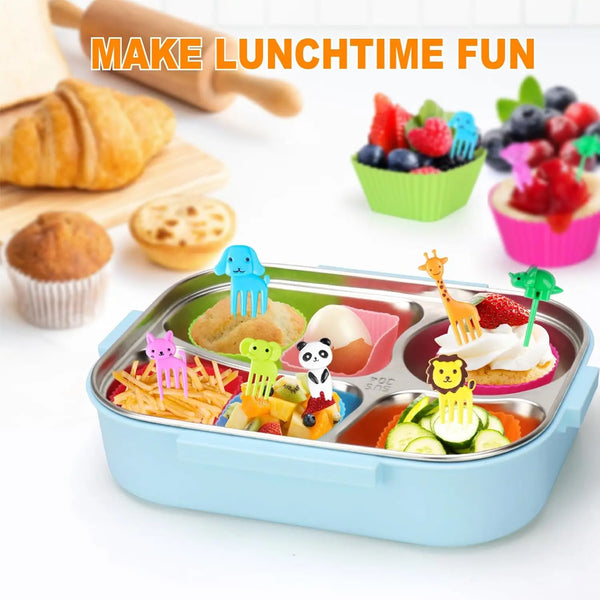 Buntes Kinder-Bento-Box mit Silikonfächern und Obstgabeln gefüllt mit Früchten und Lebensmitteln.