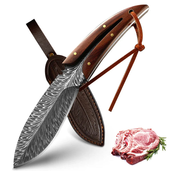 Ein hochwertiges Küchenmesser mit Holzgriff und Lederhülle neben einem Stück rohes Fleisch.