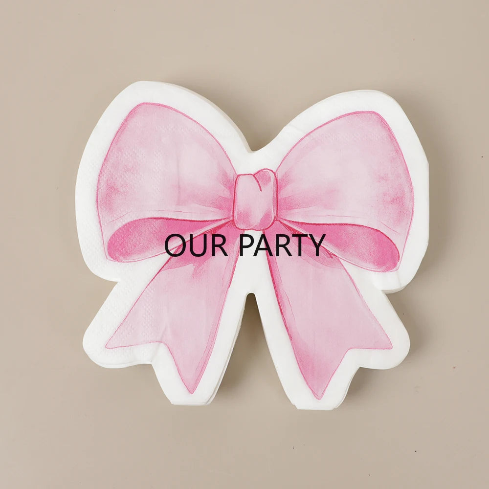 Serviette jetable en forme de nœud rose avec bords blancs et le texte « Our Party » imprimé.