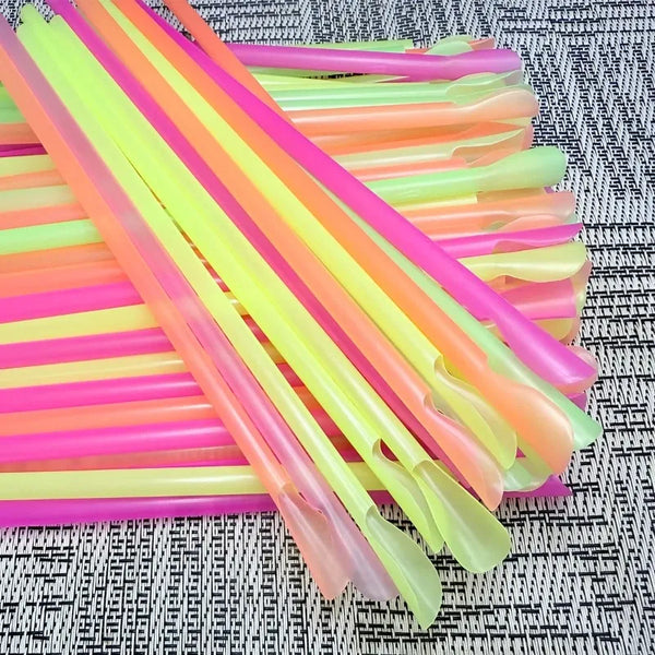 Ein Bündel bunter, durchsichtiger Plastik-Stirn- und Strohhalme in Rosa-, Orange- und Gelbtönen.