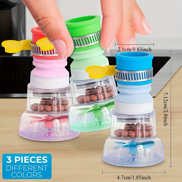 Drei bunte Küchenarmatur-Extensions und Wasserfilter in der Hand.