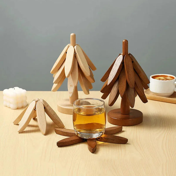 Set aus natürlichen Holzisolieruntersetzern auf einer hellen Holzoberfläche mit einer Teetasse