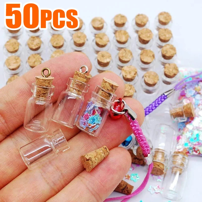 50 klare Glasfläschchen mit Korkverschluss in der Hand