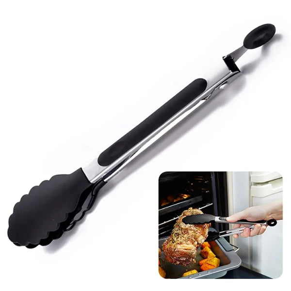 Schwarze Silikon-Küchenzange mit Metallgriff neben gegrilltem Fleisch.