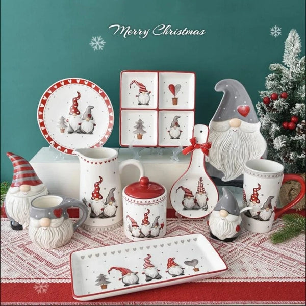 Festliche Anrichtung aus Keramik mit Weihnachtsthemen, darunter eine Reissalat-Schale und dekorative Kuchen.