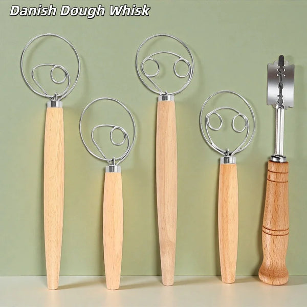 Set aus Edelstahl und Holz zum Kneten, präsentiert vor grünem Hintergrund