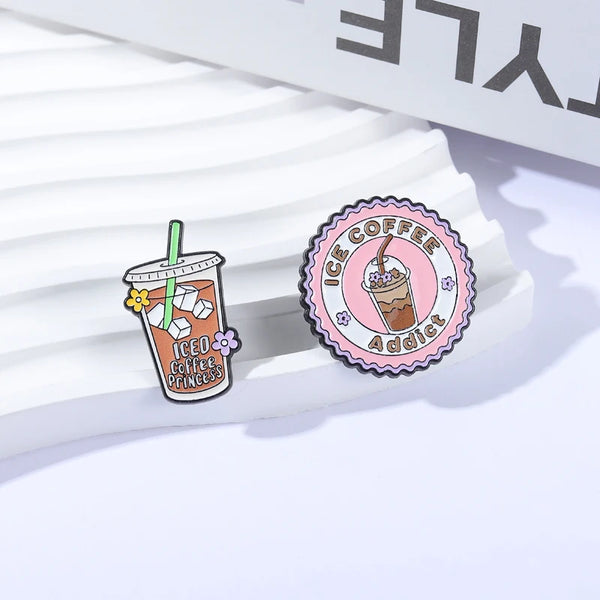Email-Broche in Form einer Eiskaffeebecher mit Strohhalm und rosa Blumenrand