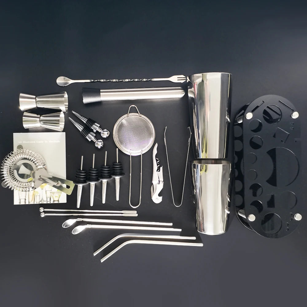 Professionelles Cocktail-Shaker-Set mit Edelstahlwerkzeugen und Zubehör auf dunklem Hintergrund.