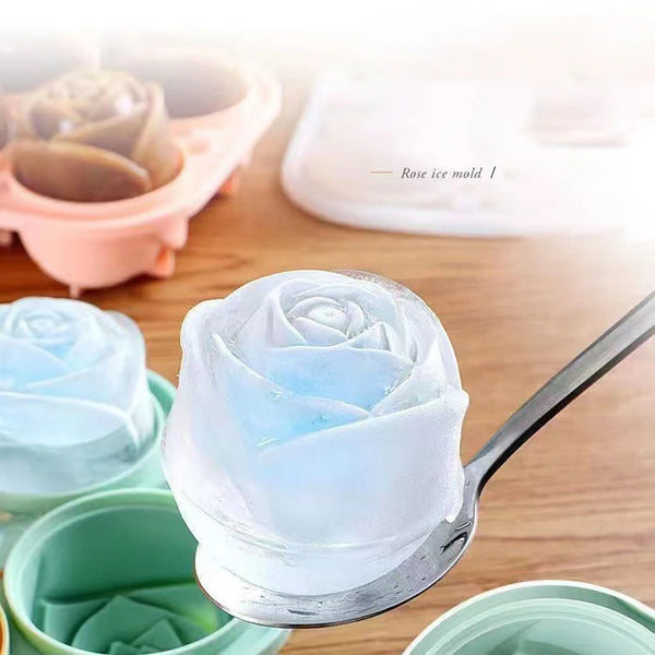 Eine silberne Löffel hält eine durchscheinende blaue Rosen-Eisform, mit anderen Formen und Zutaten auf einer Holzoberfläche s