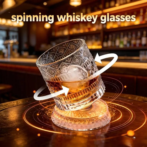Ein Kristallwhiskeyglas dreht sich auf einer rotierenden Plattform in einer Bar-Umgebung.
