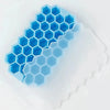 Molde para cubos de hielo de silicona azul translúcida con tapa, mostrando los moldes hexagonales.
