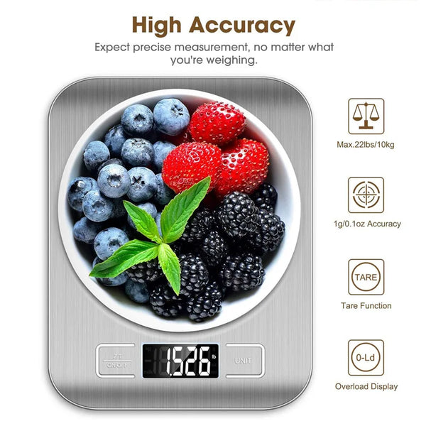 Silberweighters für digitale Küchenwaage, die Blaubeeren und Brombeeren wiegt.