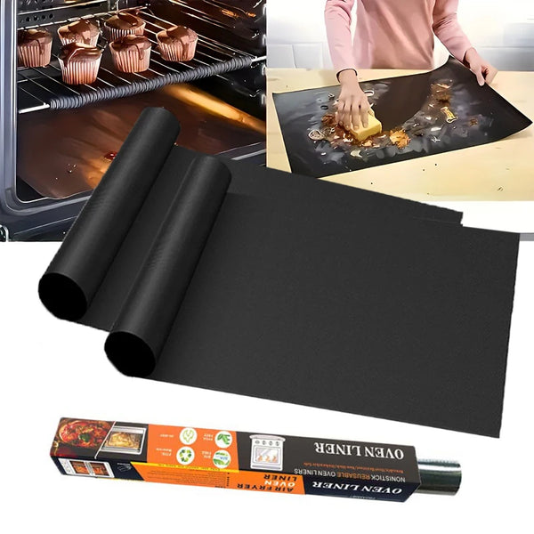 Schwarze wiederverwendbare Silikon-Backmatte und Ofenliner, gezeigt mit einer Hand, die Essen in einem Ofen vorbereitet.