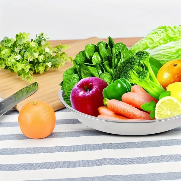 Eine Ansammlung frischer Obst- und Gemüsesorten wie Brokkoli, Salat, Äpfel, Orangen und Zitronen auf einem Holzstab