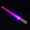 Un par de palillos de sable de luz LED rosas y azules brillantes contra un fondo oscuro.