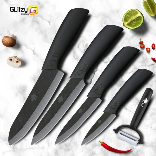 Set schwarze Keramik-Küchenmesser und ein Schäler auf weißem Marmor