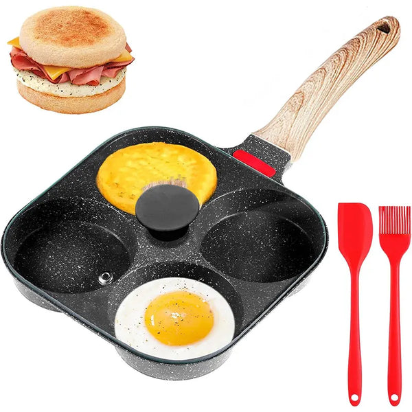 Schwarze Antihaft-Rührei-Pfanne mit Holzgriff und rotem Spatel, zeigt gekochte Eier und ein Sandwich.
