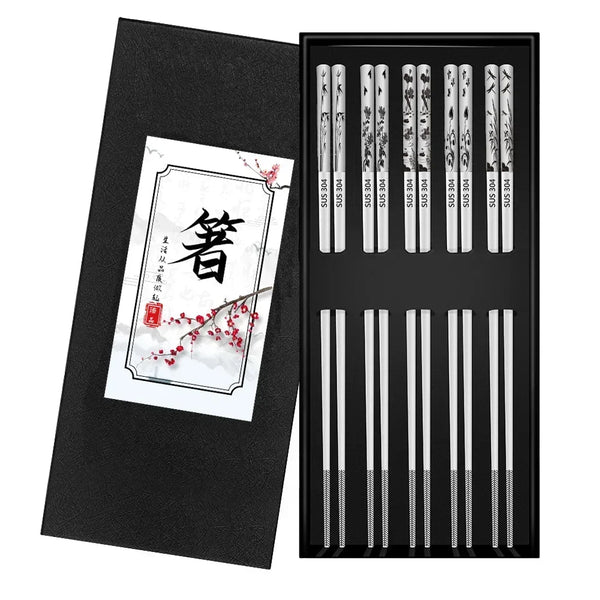 Schwarze Box mit fünf Paaren wiederverwendbarer Edelstahl-Stäbchen mit chinesischen Schriftzeichen.