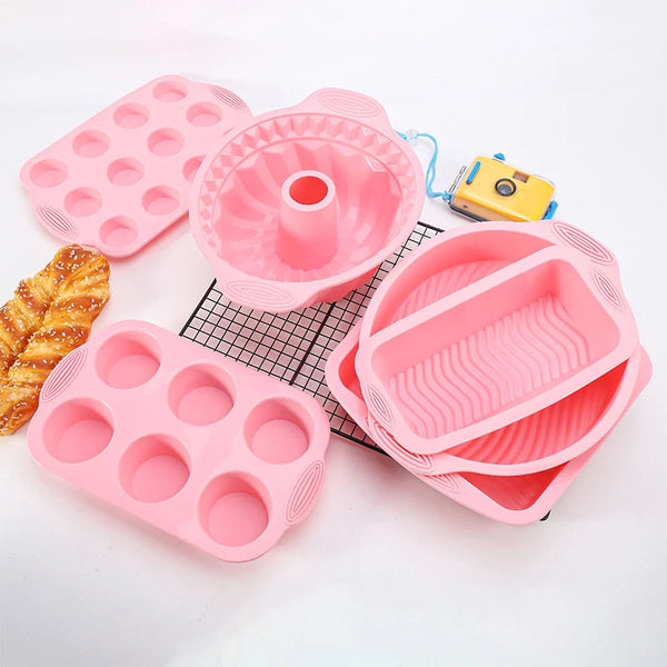Rosa Silikon-Backset mit mehreren Formen und Kuchenformen zum Backen.