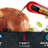 Una mano sostiene un termómetro digital rojo midiendo la temperatura interna de un pavo asado.