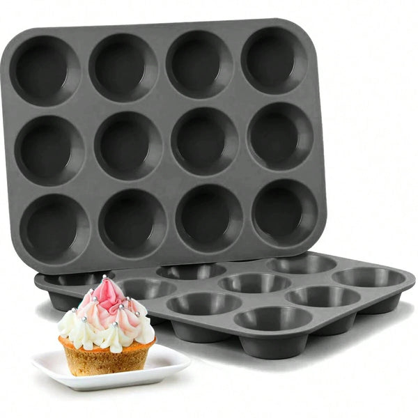 Ein Set dunkelgrauer Silikon-Backformen für Muffins und Cupcakes neben einem verzierten Cupcake